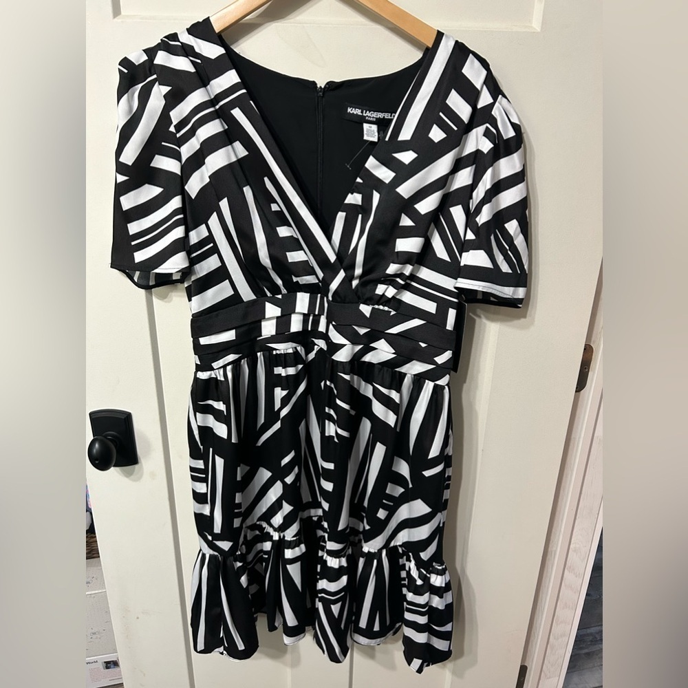 NWT Karl Lagerfeld Paris Black and White abstract Pattern with Ruffle hem